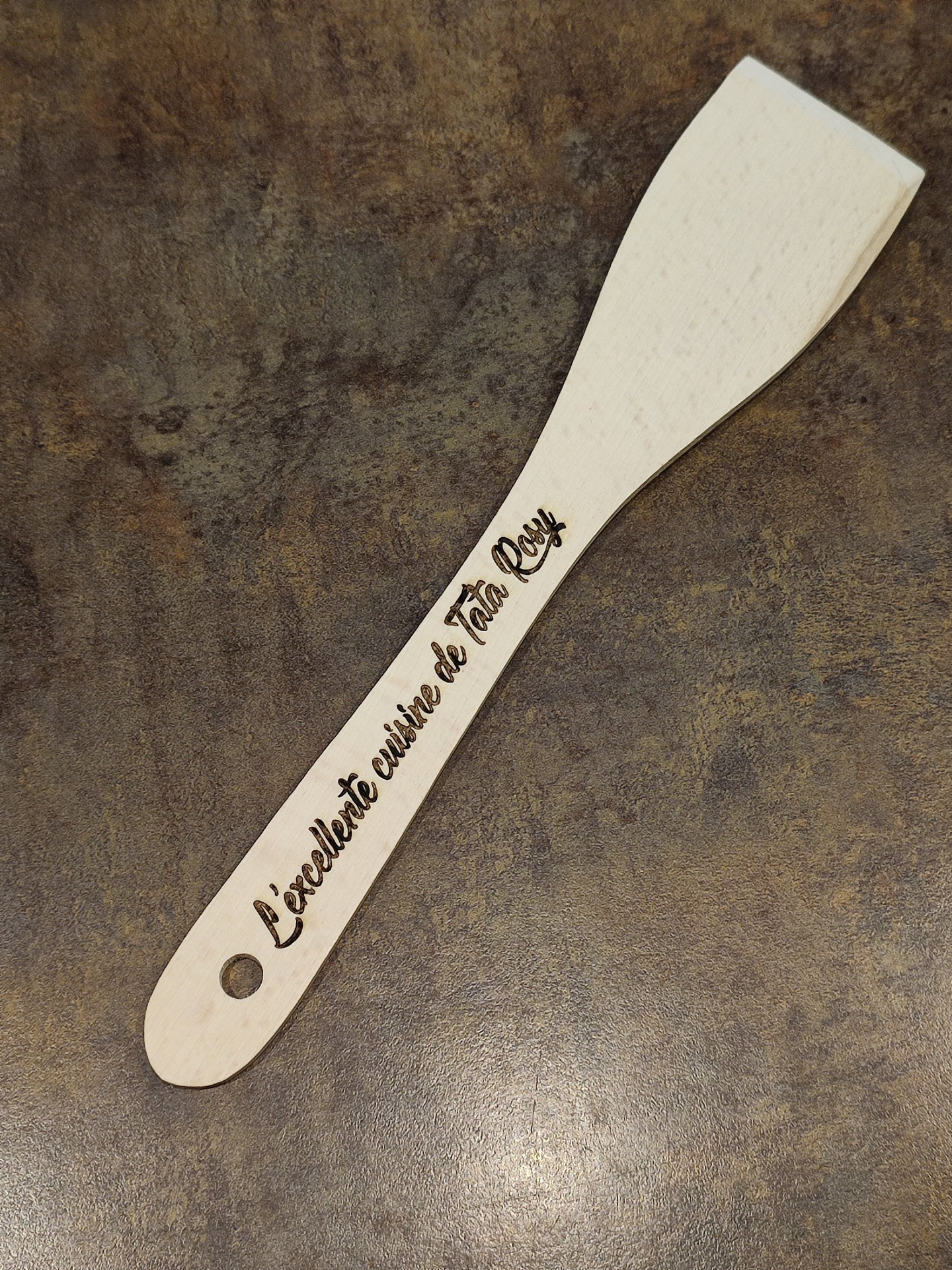spatule en bois gravé